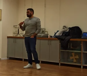 אייל מדר מרצה מול קבוצה